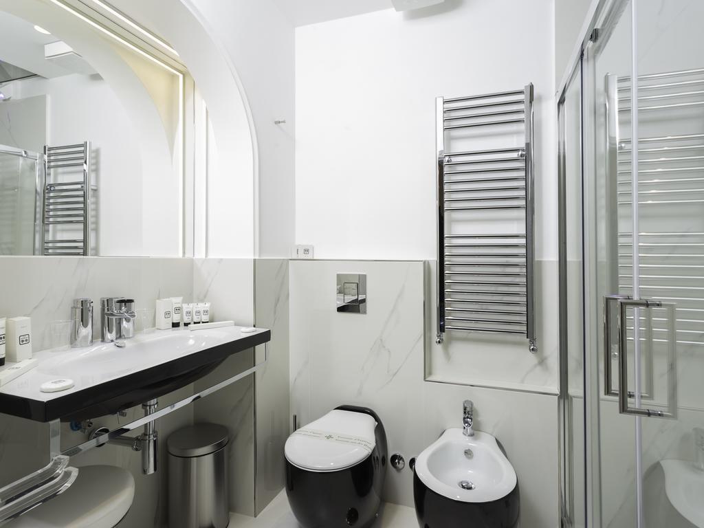 Queen Palace Suites Roma Esterno foto