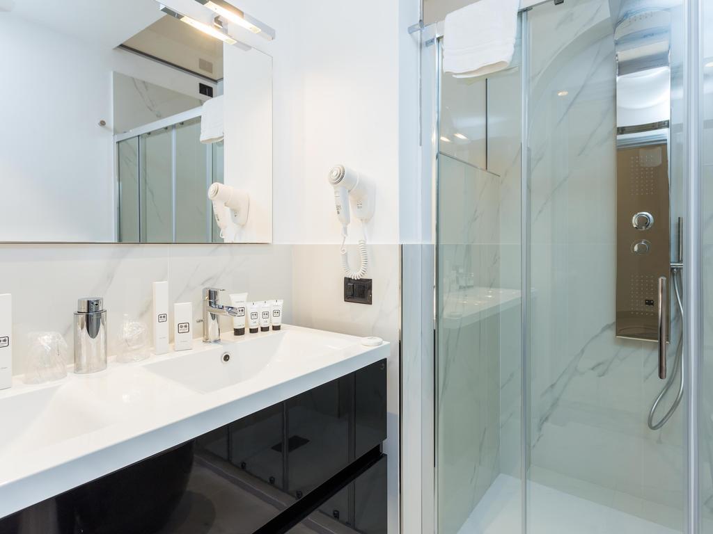 Queen Palace Suites Roma Esterno foto